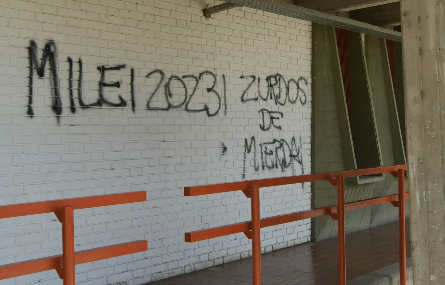 Vandalizaron la Facultad de Ciencias Políticas con agresivas pintadas - Orlando Pelichotti / Los Andes