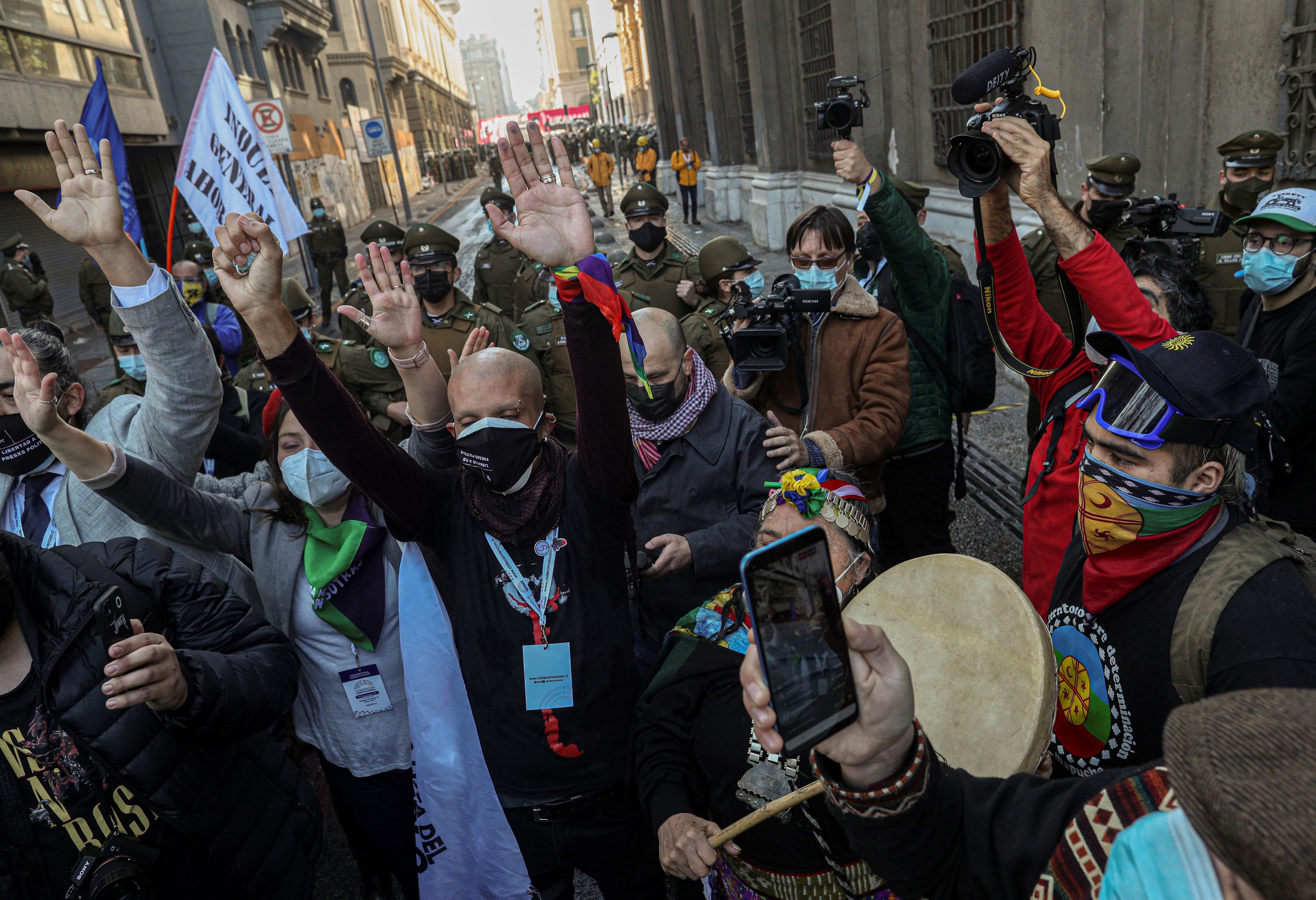 Un grupo de personas protestó dentro y fuera del recinto donde se inauguró el proceso de reforma constitucional.