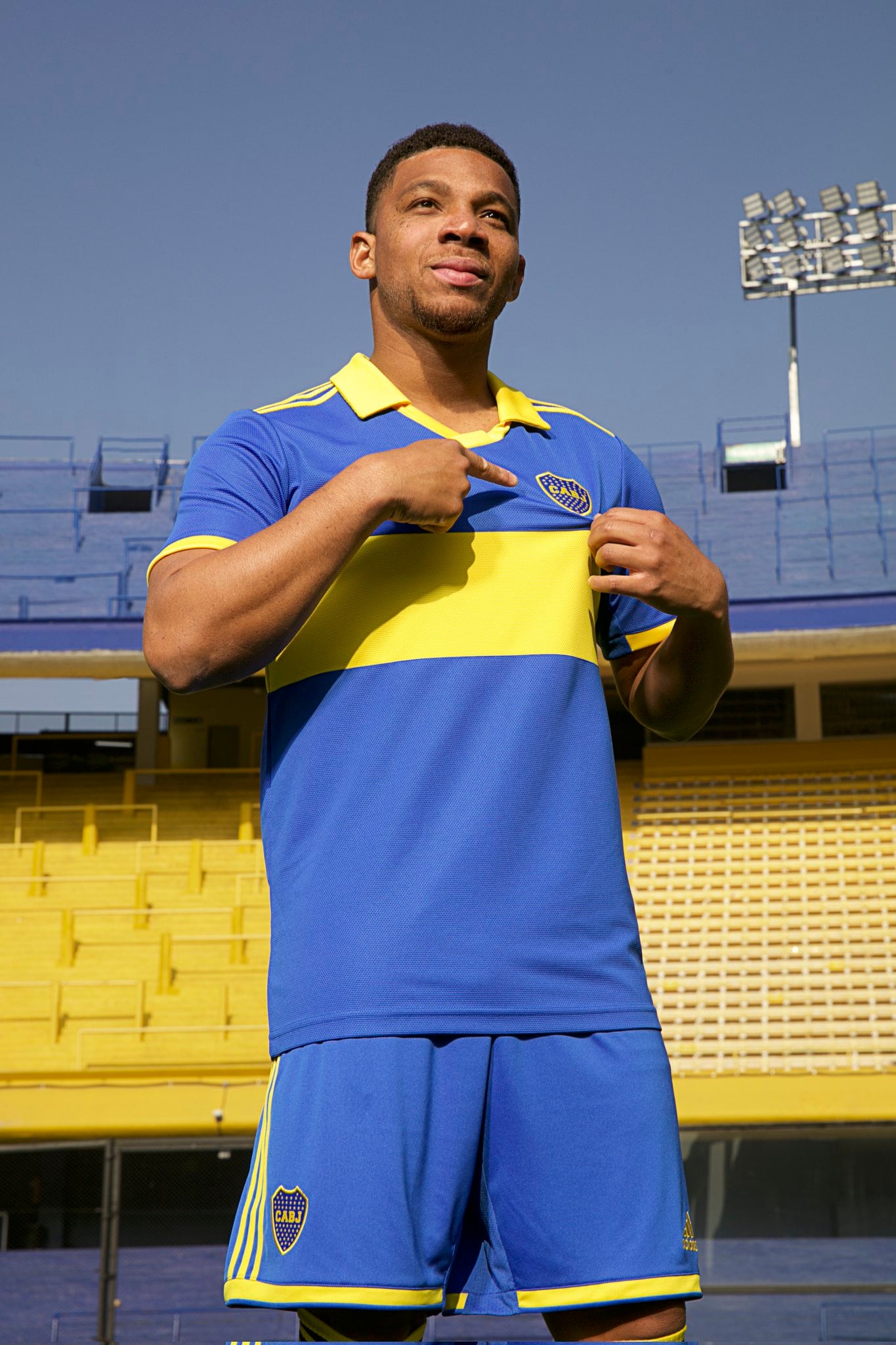 El colombiano Fabra luce la nueva camiseta de Boca. / CABJ 