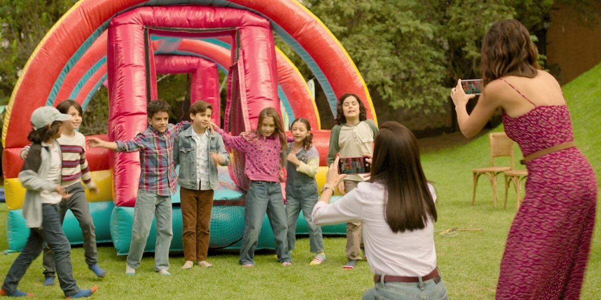 La serie combina drama y suspenso, narrando una tragedia que sacude a cuatro familias durante lo que debía ser una celebración feliz.