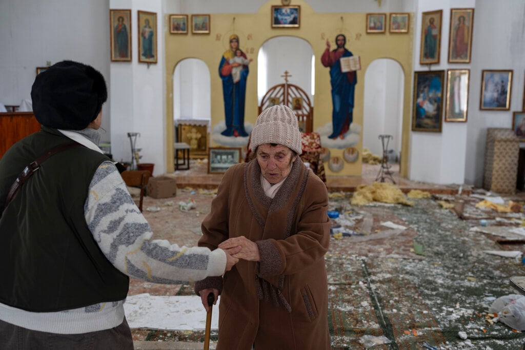 Una mujer entra a una iglesia dañada por un ataque rusos en las semanas previas, el domingo 10 de abril de 2022, en Makarov, en la región de Kiev, Ucrania. (AP Foto/Petros Giannakouris)