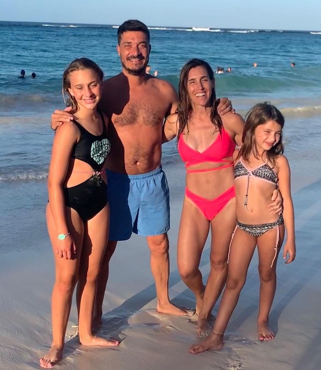 Soledad Pastorutti, sensual en sus vacaciones familiares en el mar