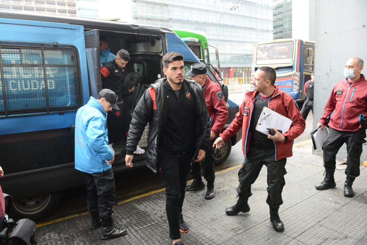 Los jugadores detenidos llegan a declarar. Federico López Claro / Clarín