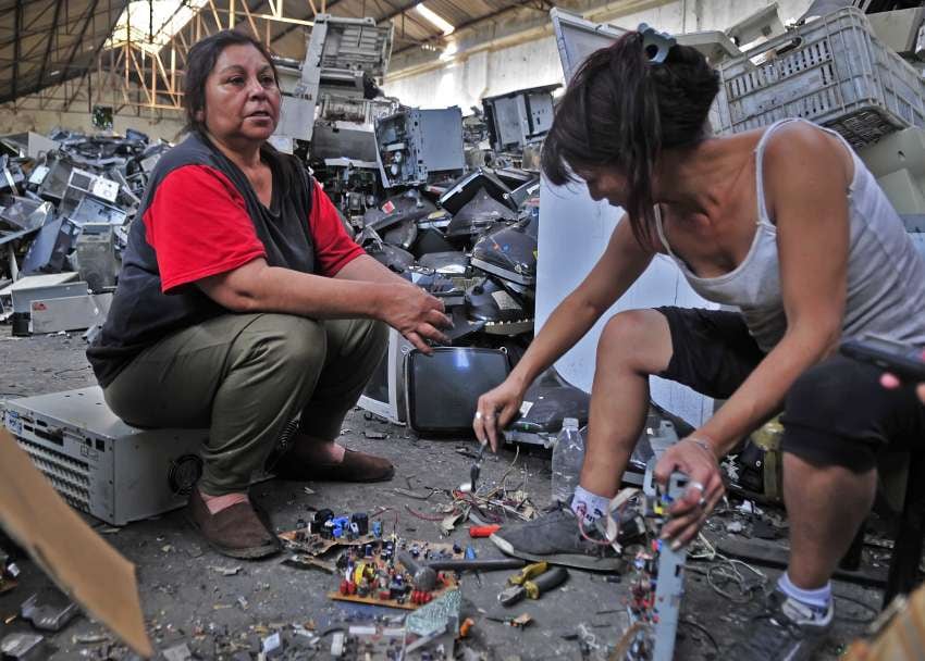 
Reciclado. Una acción posible para reducir los efectos medioambientales negativos de esta basura | Clarín
   