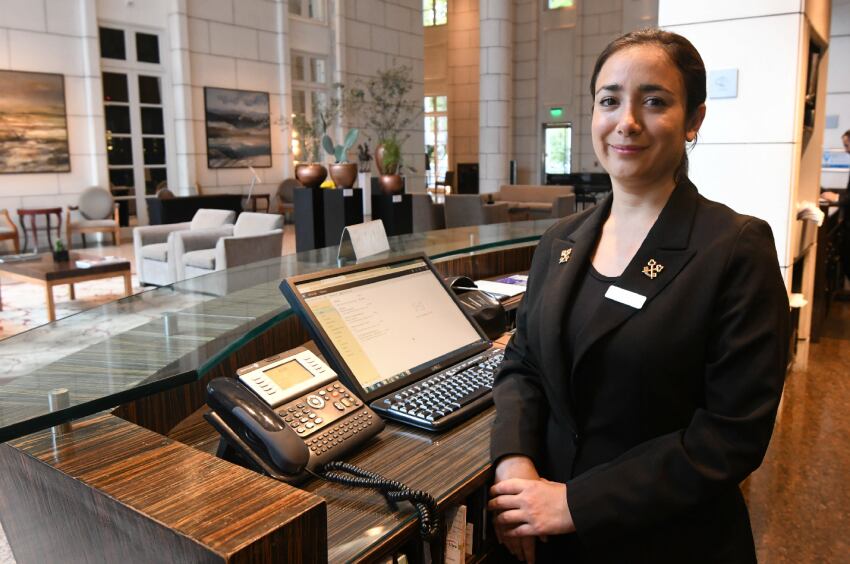 
Jéssica Rojo Savard, en su puesto en el lobby del Hyatt. | José Gutiérrez / Los Andes
   