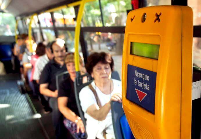 
Atentos. Una vez arriba, los pasajeros memorizan el recorrido. | Ignacio Blanco / Los Andes
   