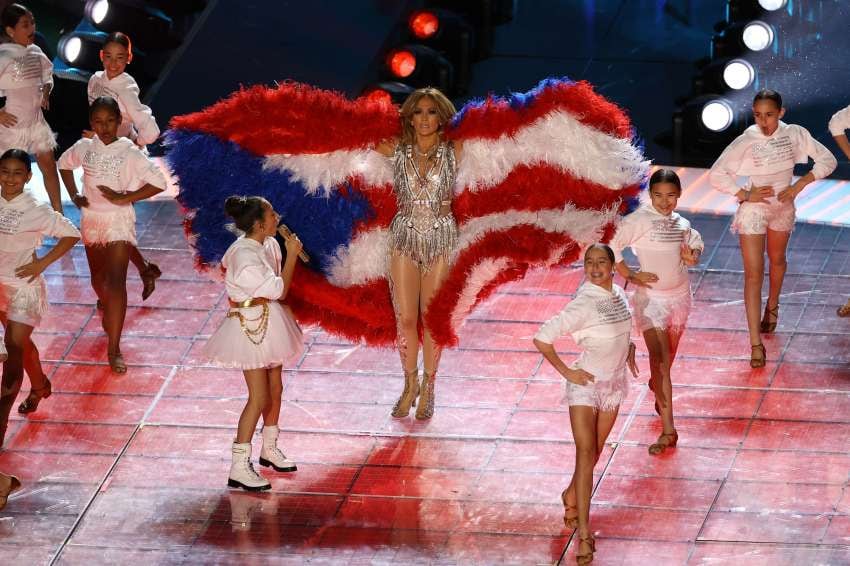 
JLo desplegó la bandera de Puerto Rico en medio del espectáculo.  | AFP
   