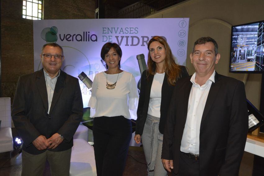 
    Veralia, entre las empresas sponsors del almuerzo del sábado: Walter Formica, Elba Bisaguirre, Virginia Covis y Federico Bravo.
   