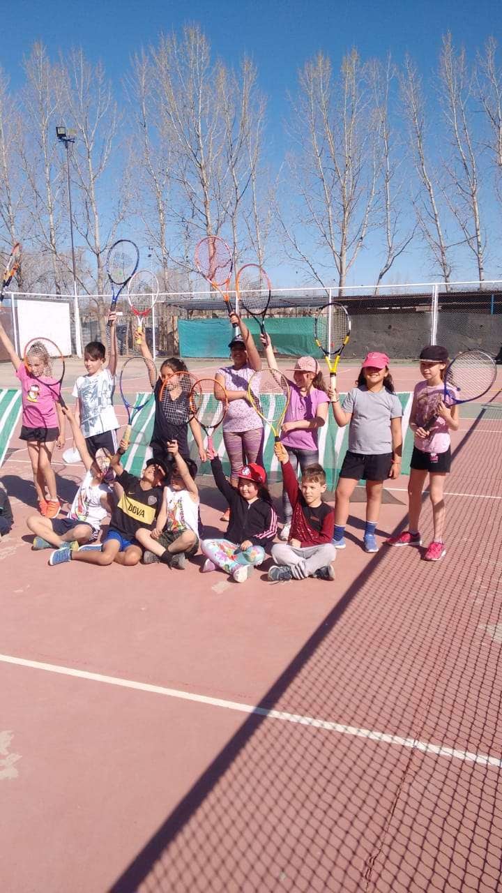 
En Malargüe. Las nenas se divierten en las canchas de cemento del polideportivo de su departamento. 
