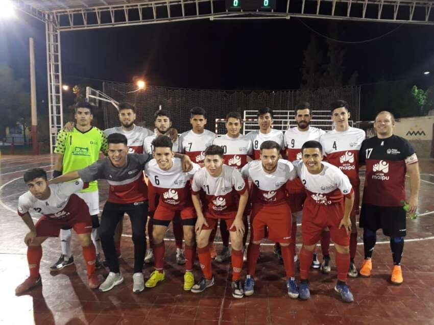 
    El plantel de Maipú Futsal. / Gentileza: FEFUSA.
   