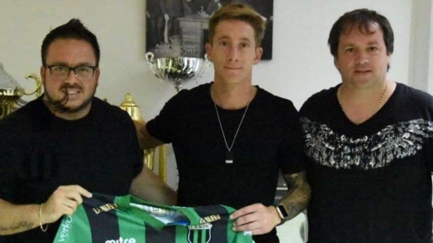 
    El delantgero rosarino cuando estampó su firma en Nueva Chicago, donde permanece al día de la fecha.
   