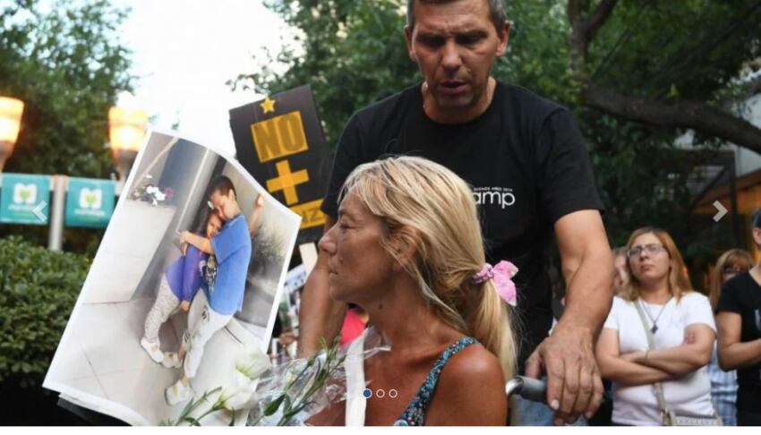 
Carla junto a la imagen de sus hijos en una marcha pidiendo Justicia.  | Archivo/Los Andes
   