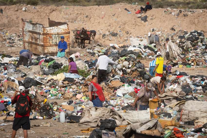 
De todas las edades. Jóvenes, adultos y mayores se reúnen en El Borbollón para juntar materiales. Eso sí: no se permiten niños. | Ignacio Blanco / Los Andes
   