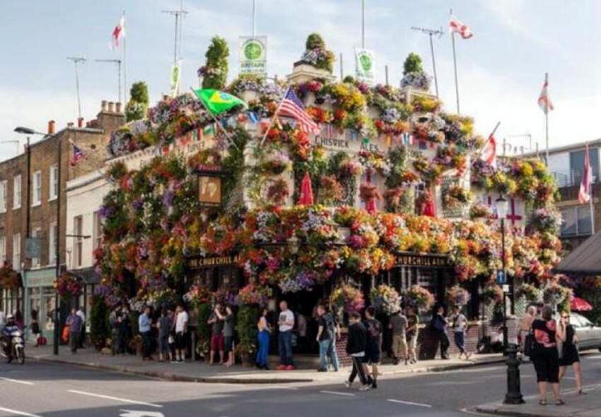 
    Churchill. The Churchil Arms, pub en homenaje al ex primer ministro.
   