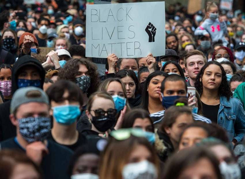 
AP | Miles de personas se manifestaron contra la acción policial en la muerte de George Floyd.
   