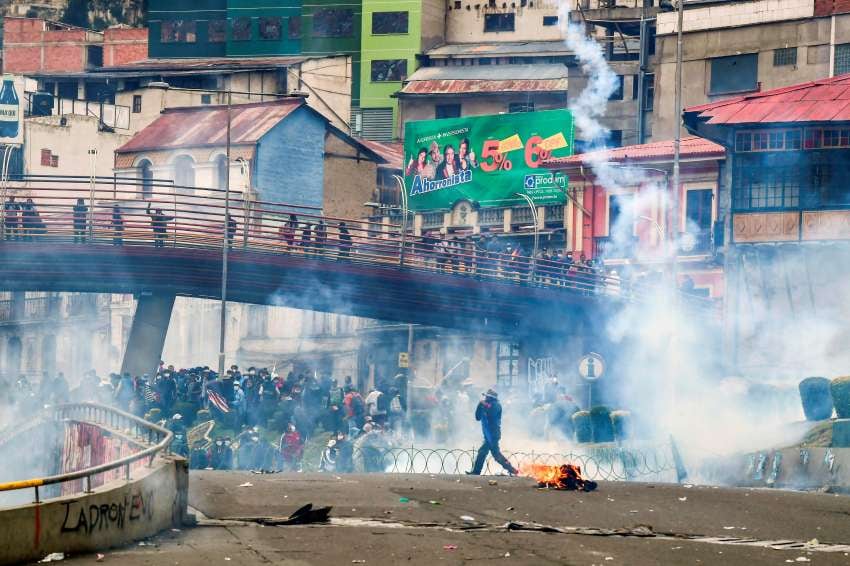 
    La autoproclamación de Jeanine Áñez en la capital se vio frustrado por la muchedumbre que bajó desde la vecina ciudad El Alto. - AFP
   