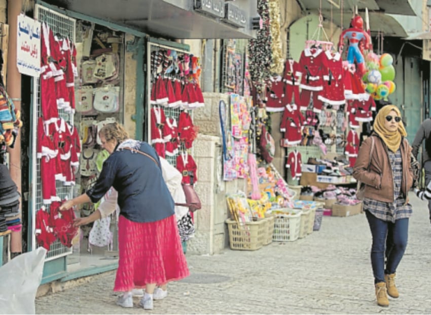 
Ofertas navideñas. En las calles comerciales de Belén.  | AP
   