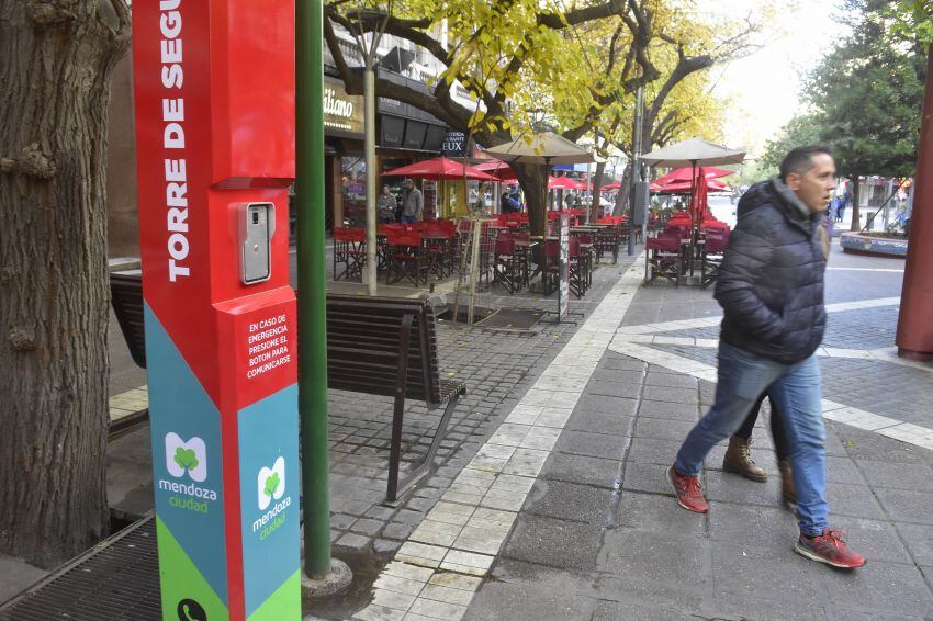 En la Ciudad de Mendoza se instalaron, años atrás, tres torres de seguridad con botones antipánico. Foto Archivo: Diego Parés / Los Andes 