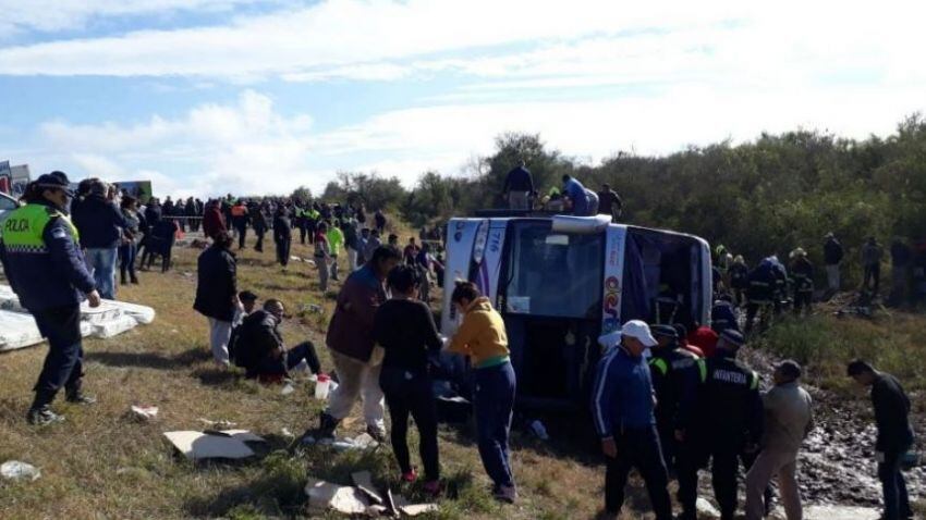 
El escenario. La zona del accidente se llenó de policías y socorristas. Un panorama desolador | Gentileza / La Gaceta
   