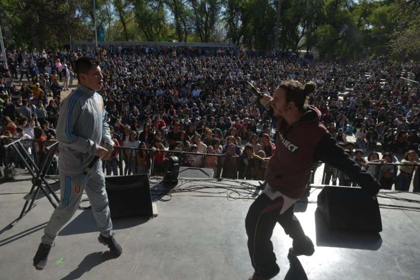 
Freestyle. Batalla de gallos ayer, en el Parque O’Higgins. | José Gutiérrez / Los Andes
   