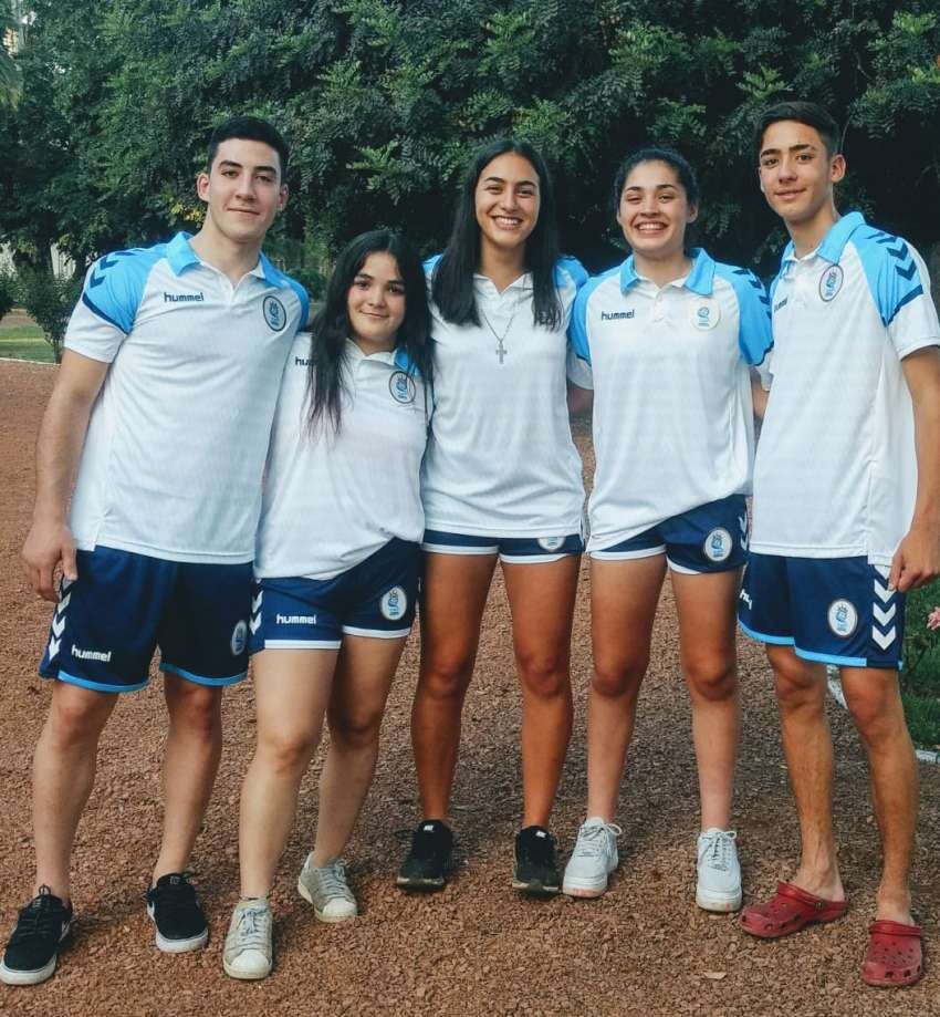 
    Giuliano Lucentini, Candela Strappazón, María Giuliana Zafarana, Chiara Singarella (los 4 de Municipalidad de Maipú) y Augusto García (Godoy Cruz A.T.),/ Gentileza.
   