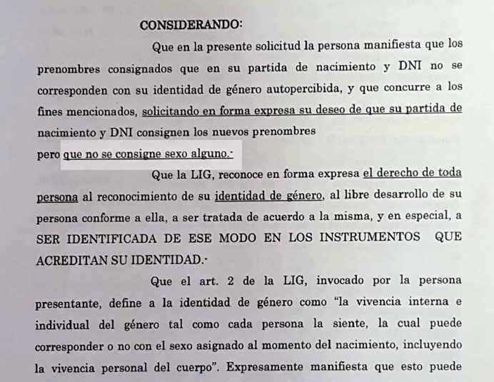 
    Facsímil. La resolución del Registro Civil para una de las personas.
   