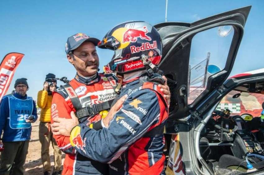 
El gesto que emocionó a todo el Dakar | Nasser Al – Attiyah recibió con aplausos a Carlos Sainz, ganador en la categoría autos y luego le dio un gran abrazo.
   