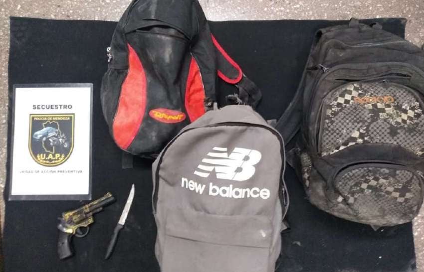 
La mochila sustraída fue recuperada. También fue secuestrada una réplica de arma de fuego. | Prensa Ministerio de Seguridad
   