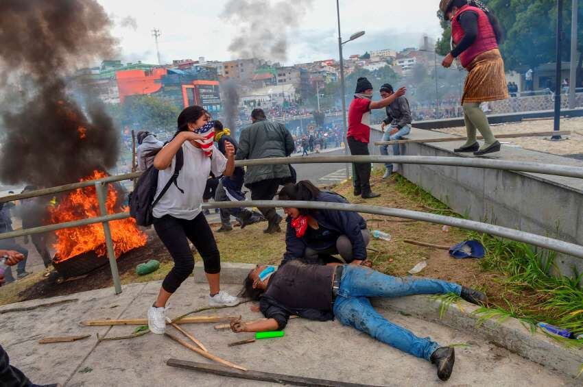 
Un manifestante yace tirado luego de que las fuerzas de seguridad reprimieran las protestas | AFP
   