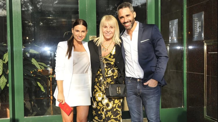 
Tefi Russo y El Pollo junto a Claudia Villafañe, su wedding planner  | Imagen web
   