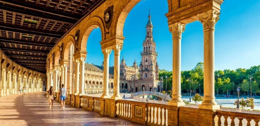 
    Espectacular. Una vista de la Plaza de España en Sevilla. Ha sido escenario de varias películas, entre ellas “Star Wars Episodio II - El ataque de los clones” .
   