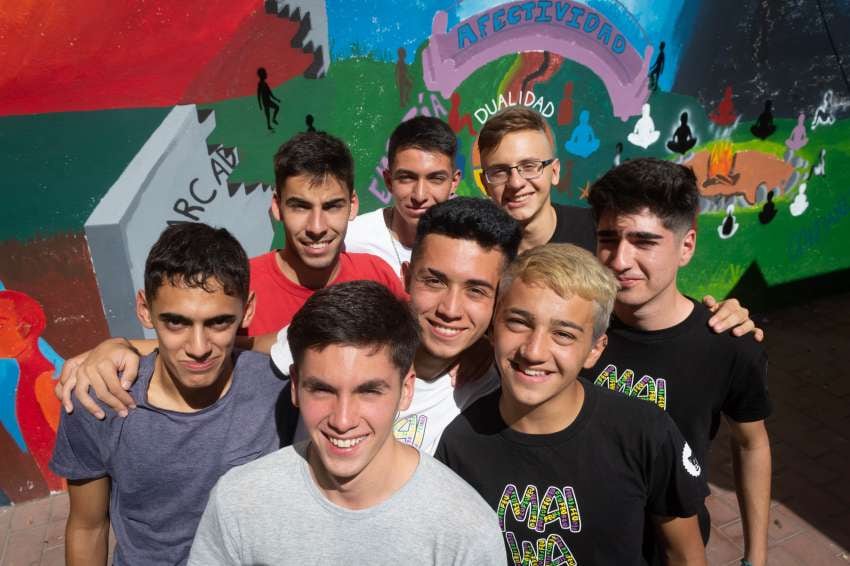 
Educación. Parte del grupo de participantes del taller de Nuevas Masculinidades, una iniciativa que duró todo el ciclo lectivo en el Zapata. | Ignacio Blanco / Los Andes
   