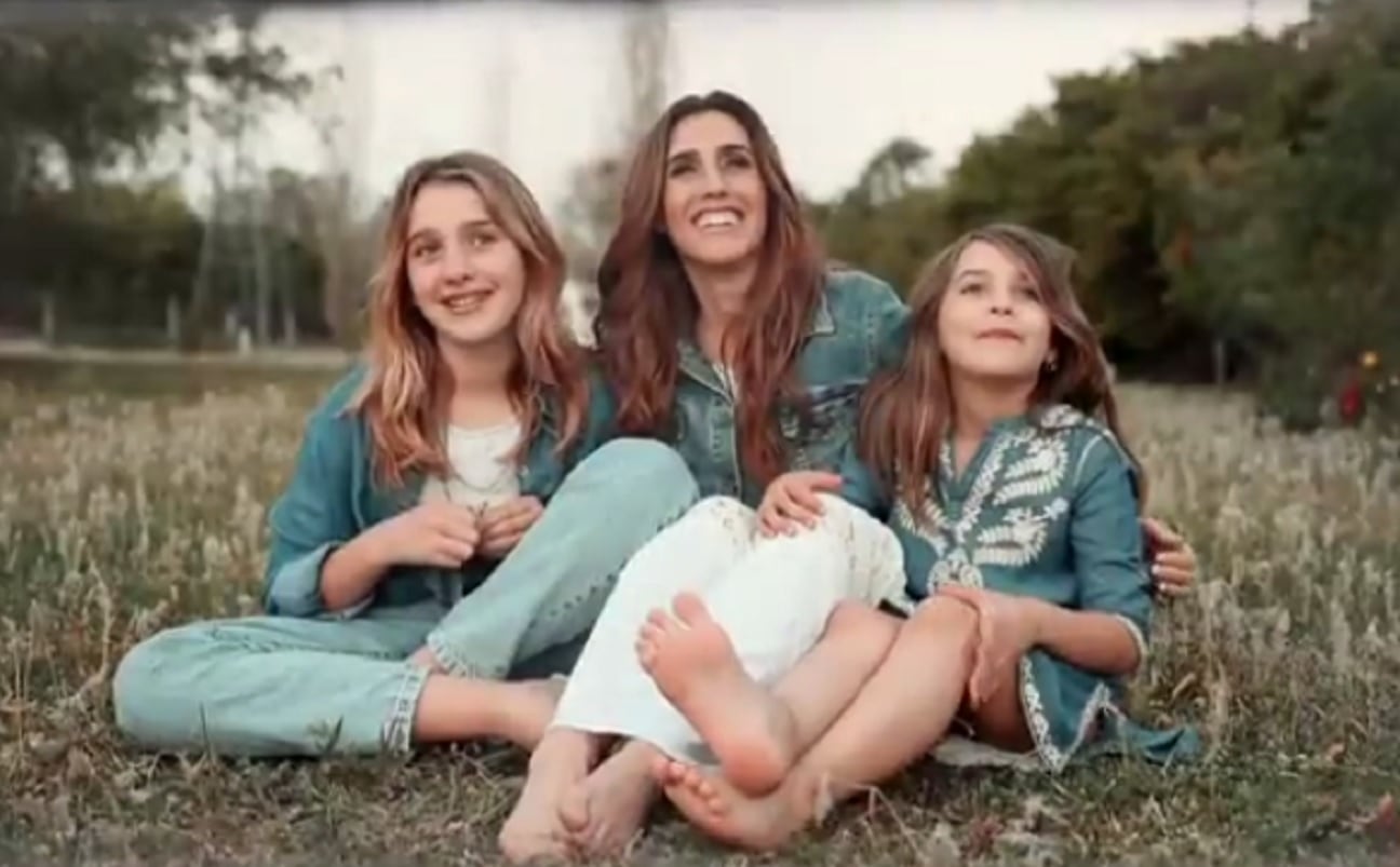 Soledad Pastorutti junto a sus hijas Antonia y Regina - 