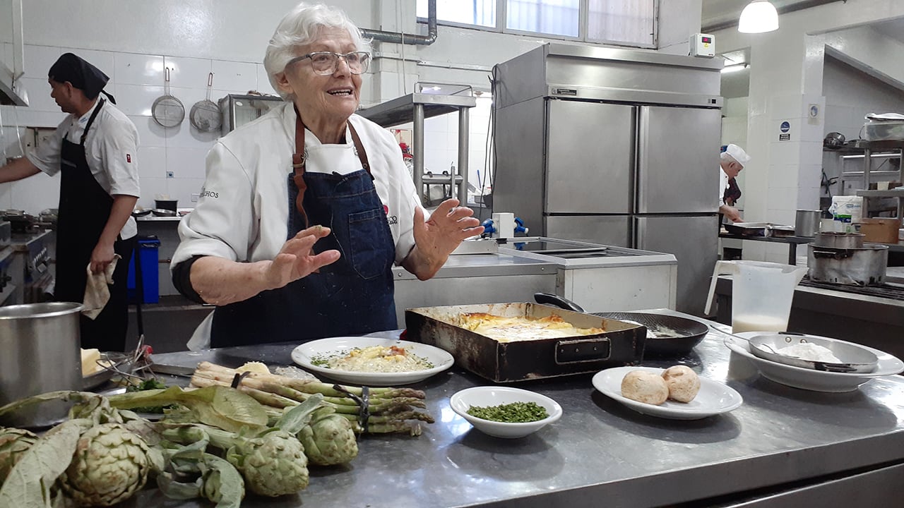 Teresa Barbera prepara su lasaña "Fernanda". Foto: Marcelo Rolland / Los Andes