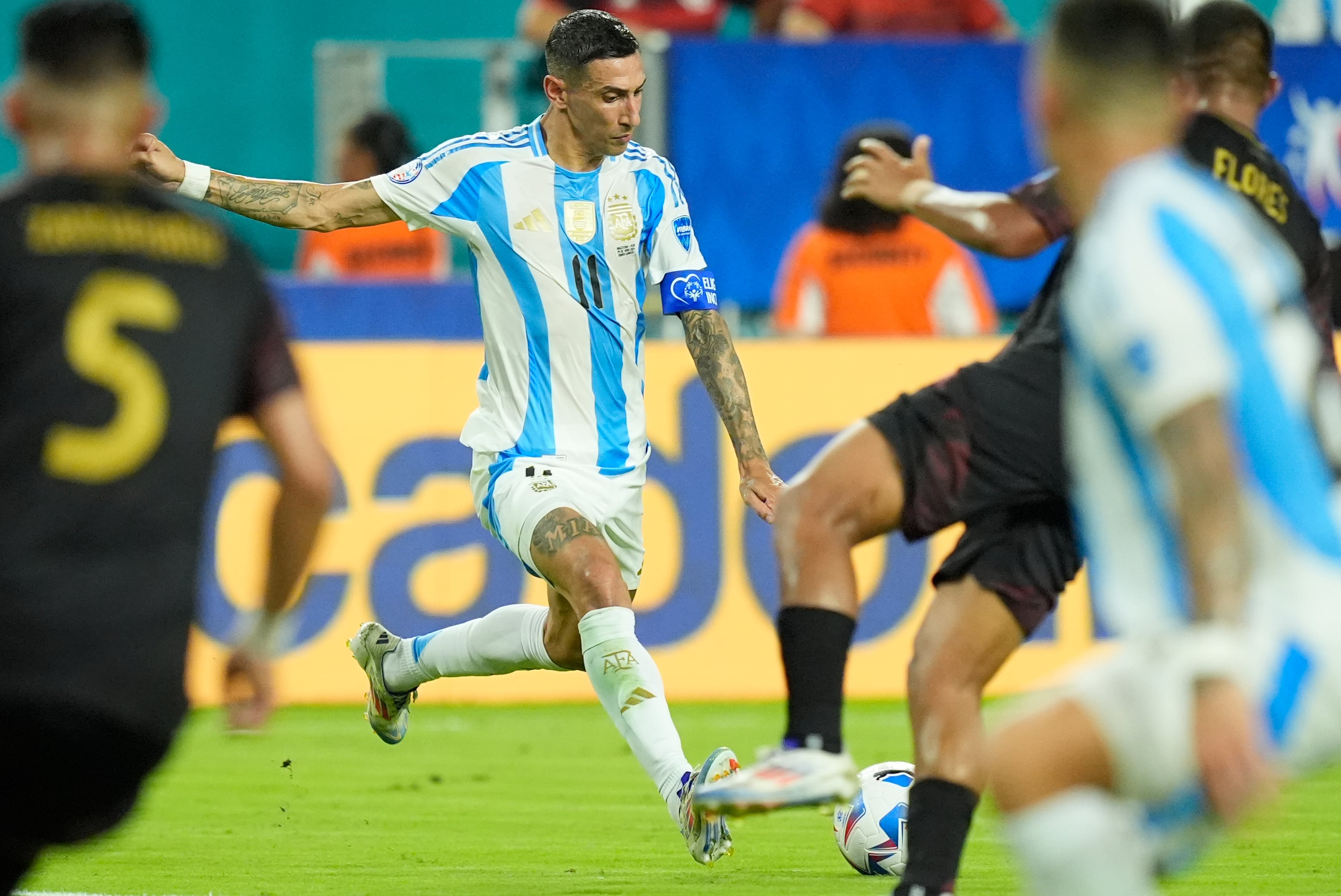 El atacante Angel Di María se apresta a rematar durante el partido contra Perú por la Copa América, el sábado 29 de junio de 2024, Miami Gardens, Florida. (AP Foto/Rebecca Blackwell)