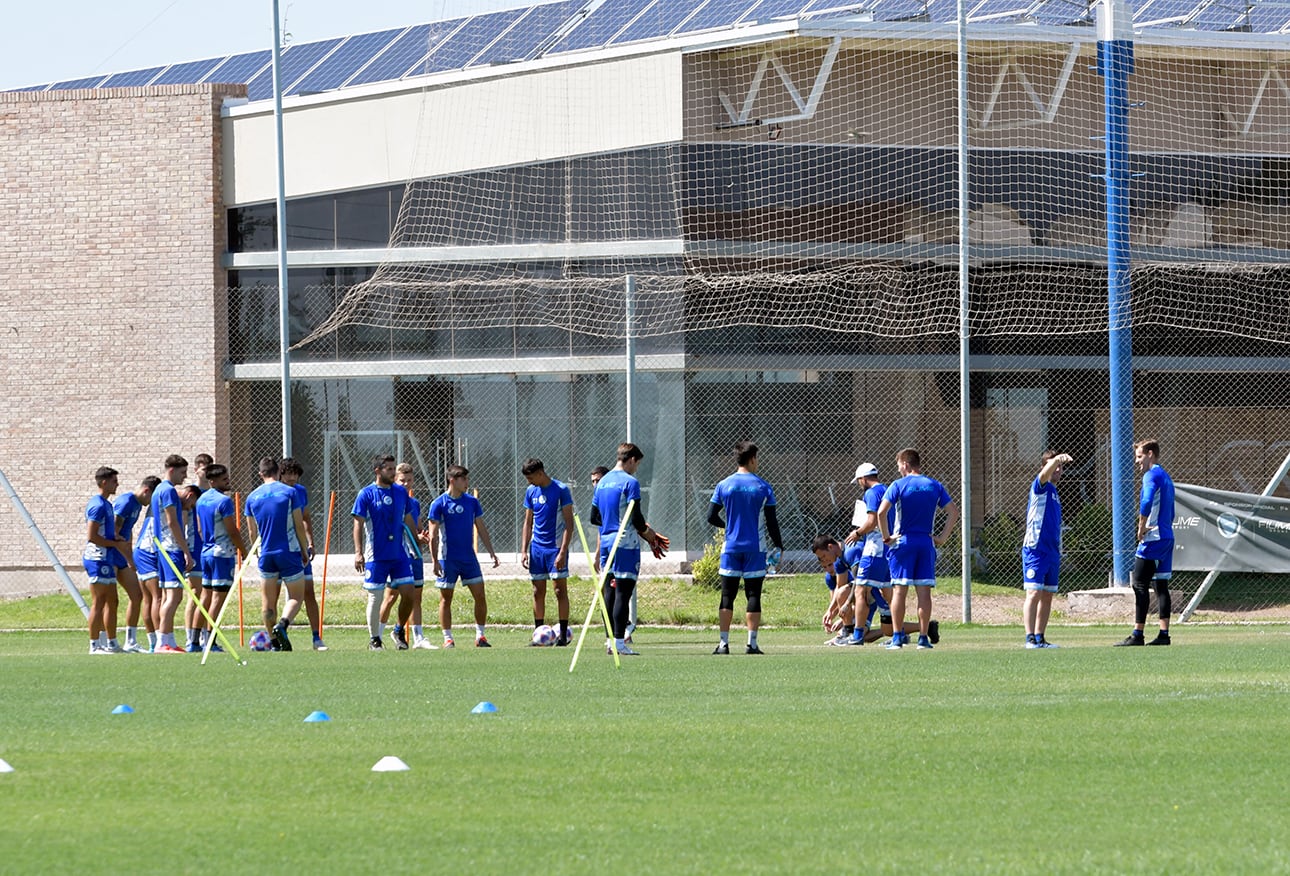 Esta mañana el Club Godoy Cruz Antonio Tomba volvió a la práctica y ya se hizo cargo de manera oficial el regreso del entrenador Diego Flores, conocido como El Traductor


Foto: Orlando Pelichotti