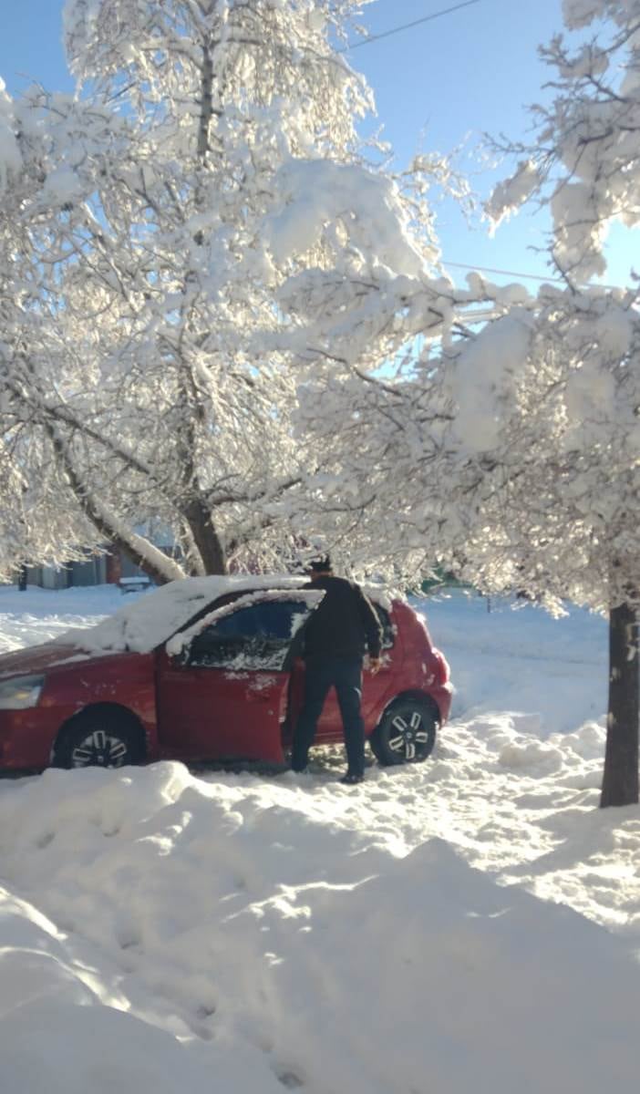 Vecinos, afectados por la cantidad de nieve caída.