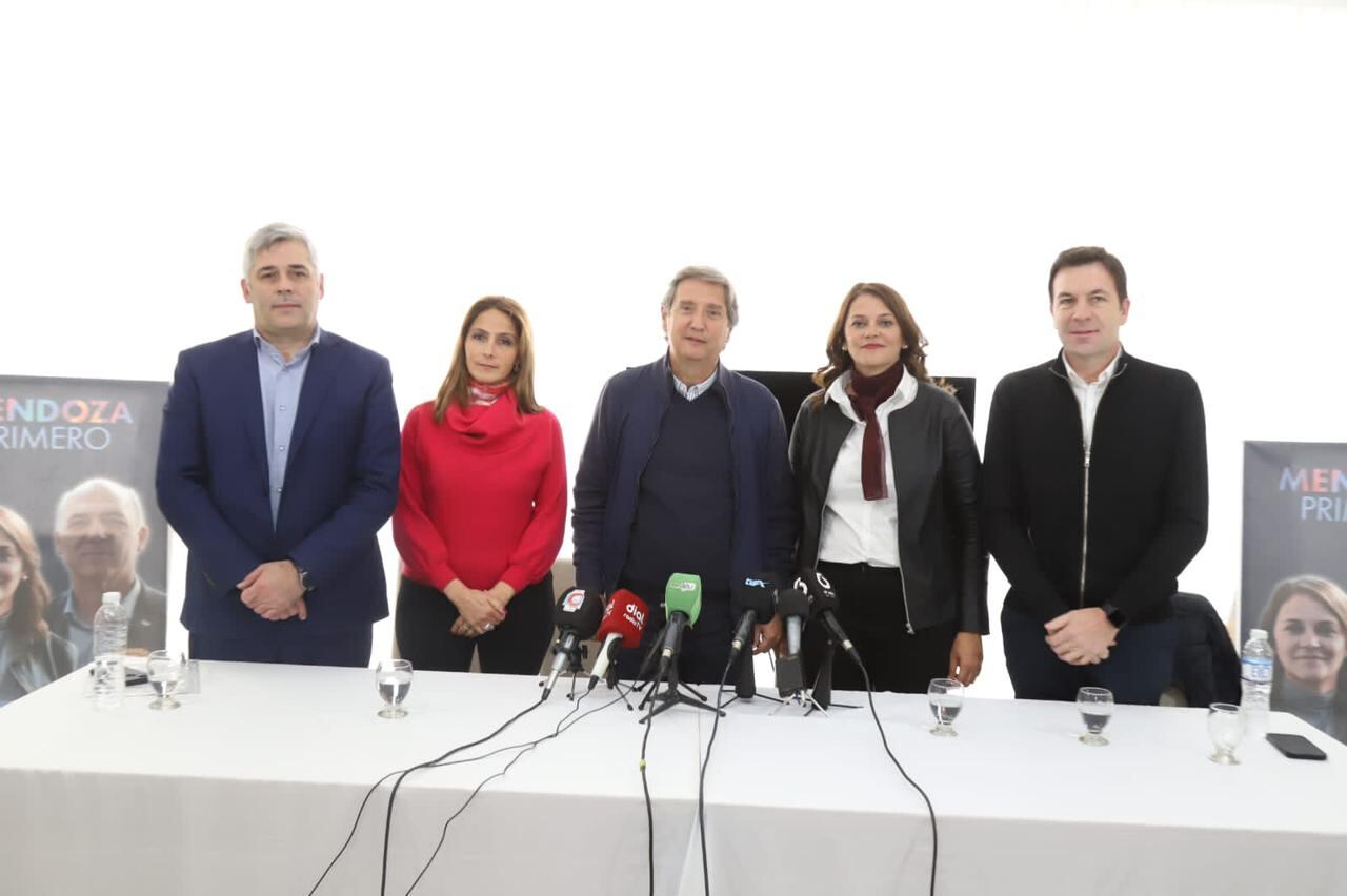 Emir Félix, encabezó una conferencia de prensa junto a Liliana Paponet (candidata a vicegobernadora), Mauricio Sat, Germán Gómez y Cristina Da Dalt, precandidatos para la Legislatura por el cuarto distrito.