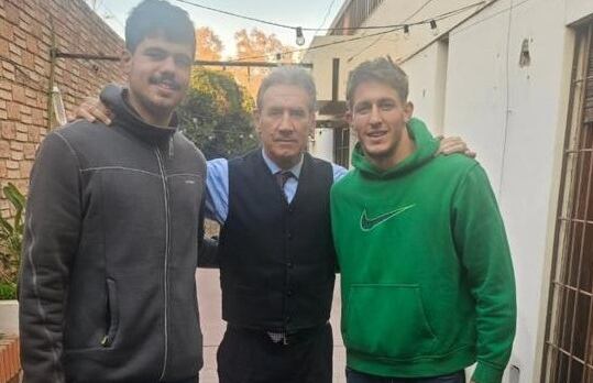 La foto de la polémica: Hugo Auradou y Oscar Jegou junto al abogado Rafael Cuneo Libarona.