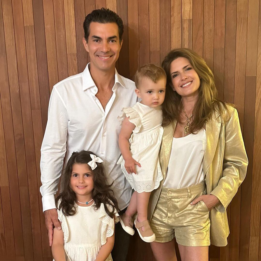 Isabel Macedo y Juan Manuel Urtubey junto a sus hijas, Isabelita y Julia