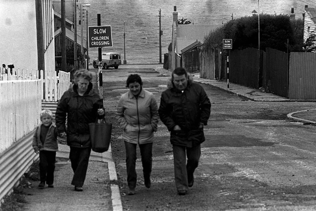 Calle de Puerto Argentino el primer día después de la llegada de tropas argentinas a la Isla. (La Voz/ archivo)