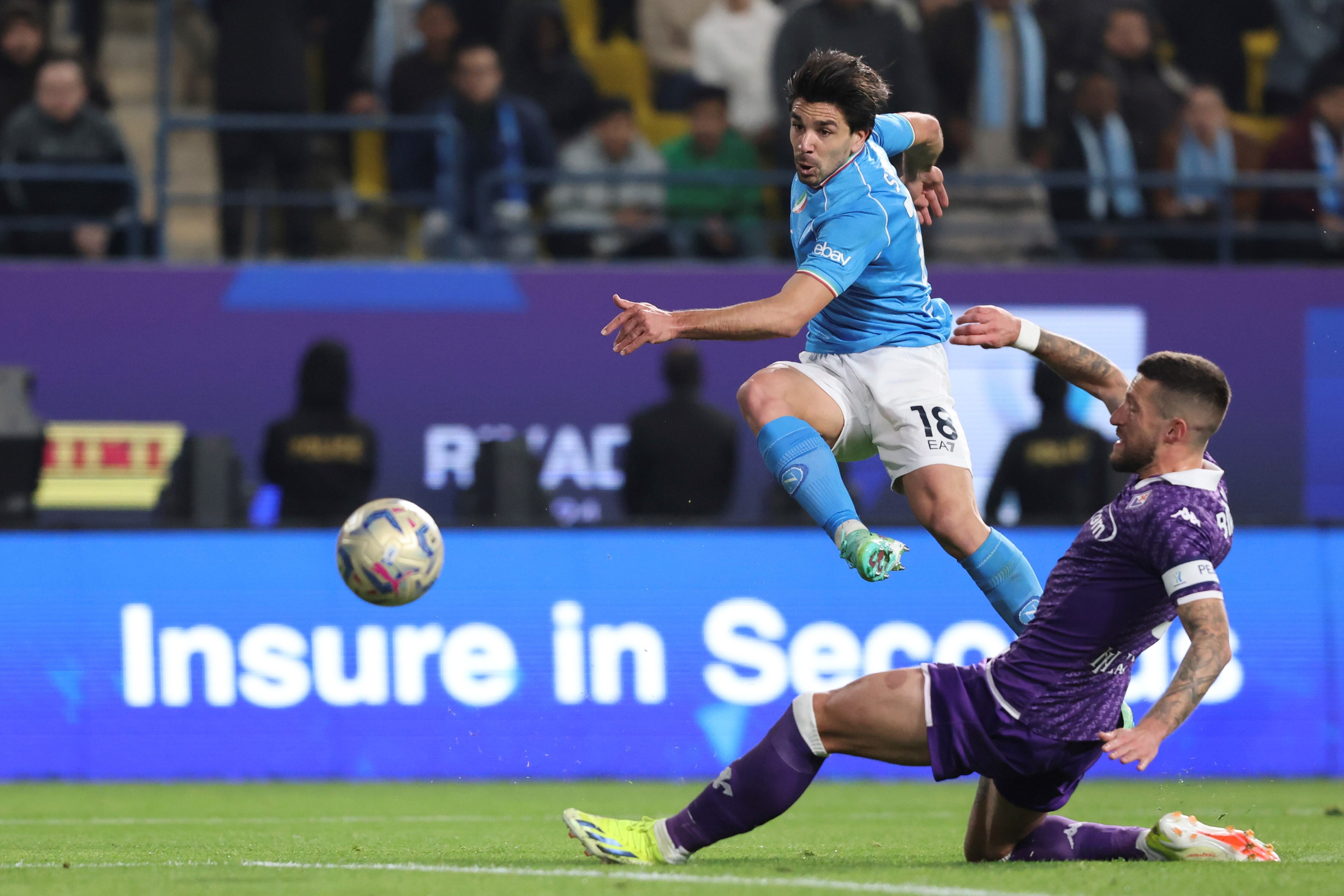 Giovanni Simeone hizo el primero del Napoli en la goleada 3-0 del Napoli ante la Fiorentina en las semifinales de la Supercopa de Italia. (AP)