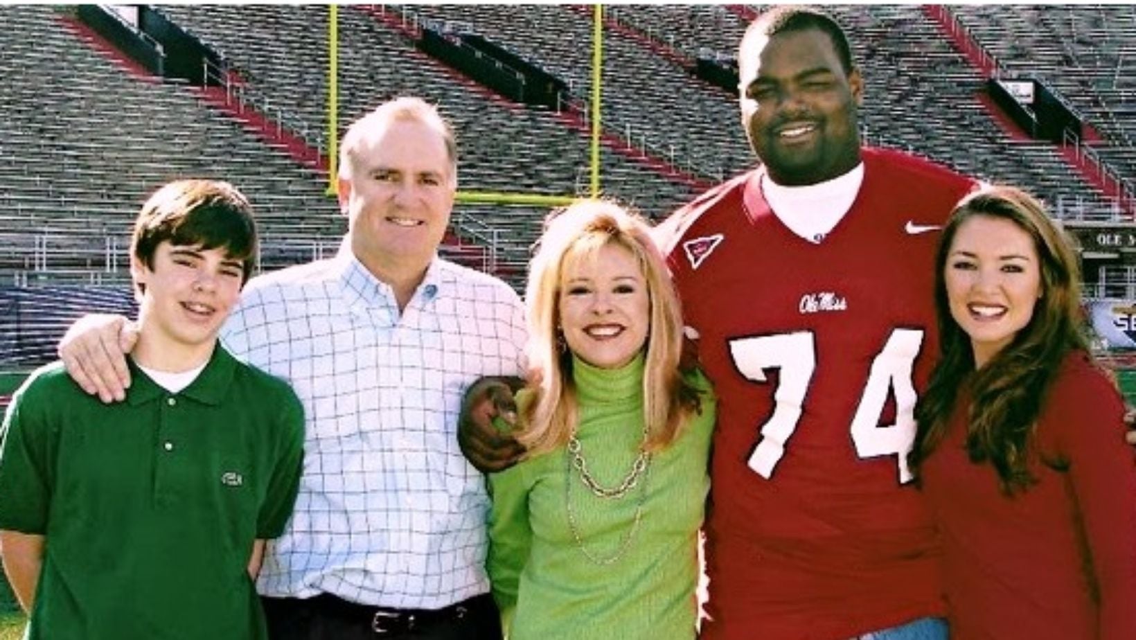 La familia Tuohy y  Michael Oher antes de que entraran en conflicto