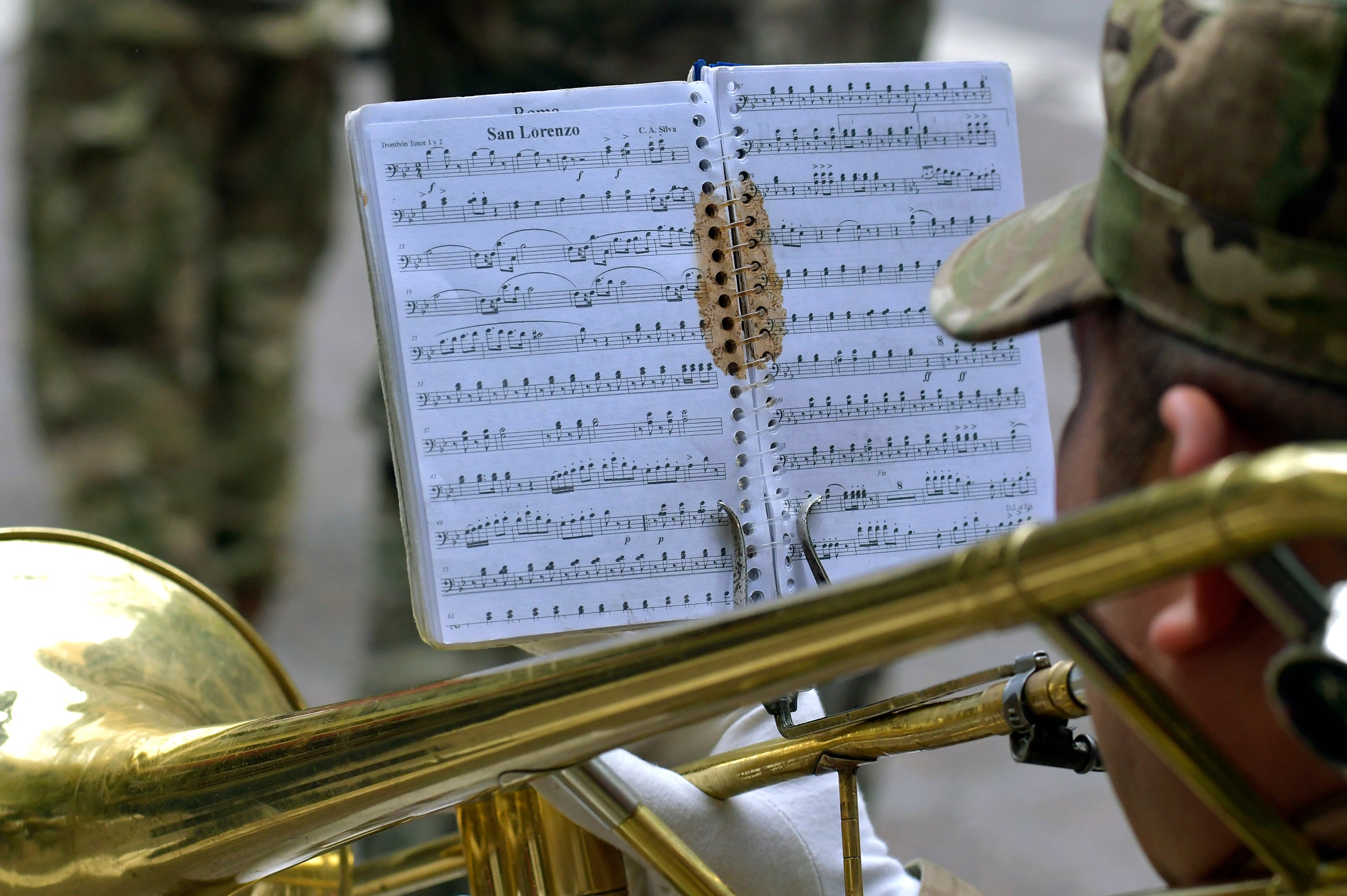 En Peatonal Sarmiento de Ciudad, la Banda Militar Paso de Los Andes del Liceo Militar General Espejo en el día del Himno Nacional Argentino.
foto Orlando Pelichotti

