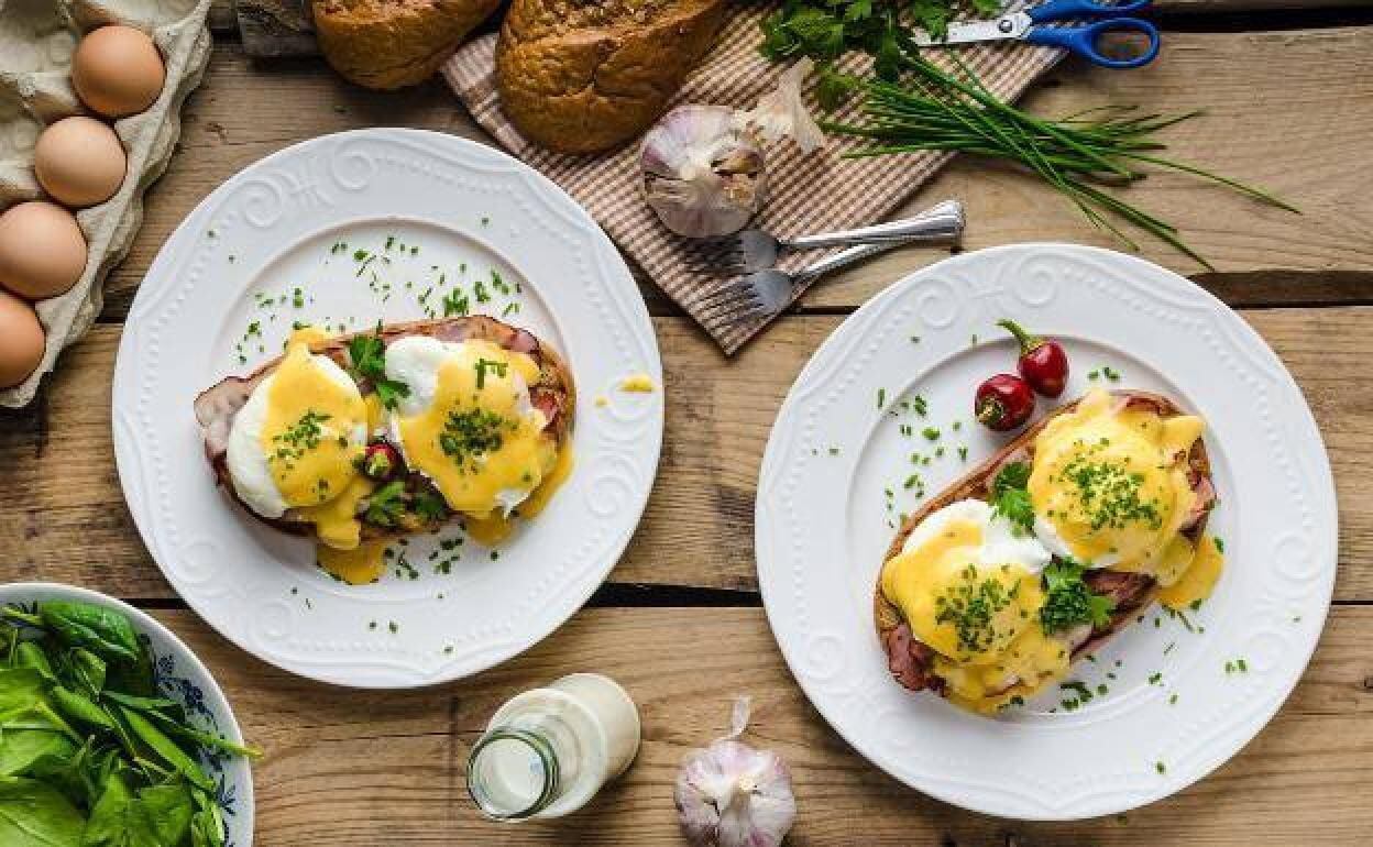 La receta para hacer huevos benedictinos en casa