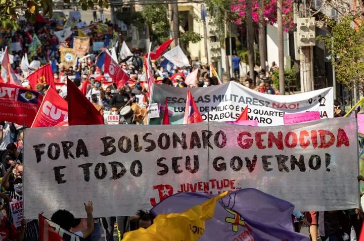 Los manifestantes marchas contra el gobierno brasileño.