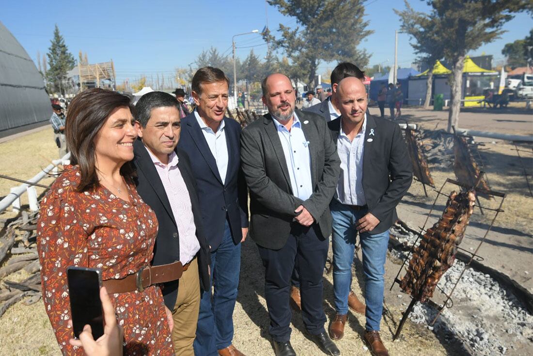 Carlos Porta y Jorge Nogerol junto al gobernador Rodolfo Suárez, el intendente Walther Marcolini y la senadora nacional nacida en Alvear, Mariana Juri. Foto: Ignacio Blanco / Los Andes