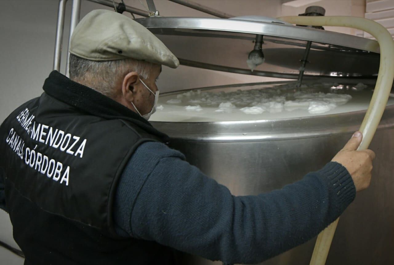 El propietario del Tambo “El Guercio”, señaló que producen 1.200 litros por día. Foto: Orlando Pelichotti.