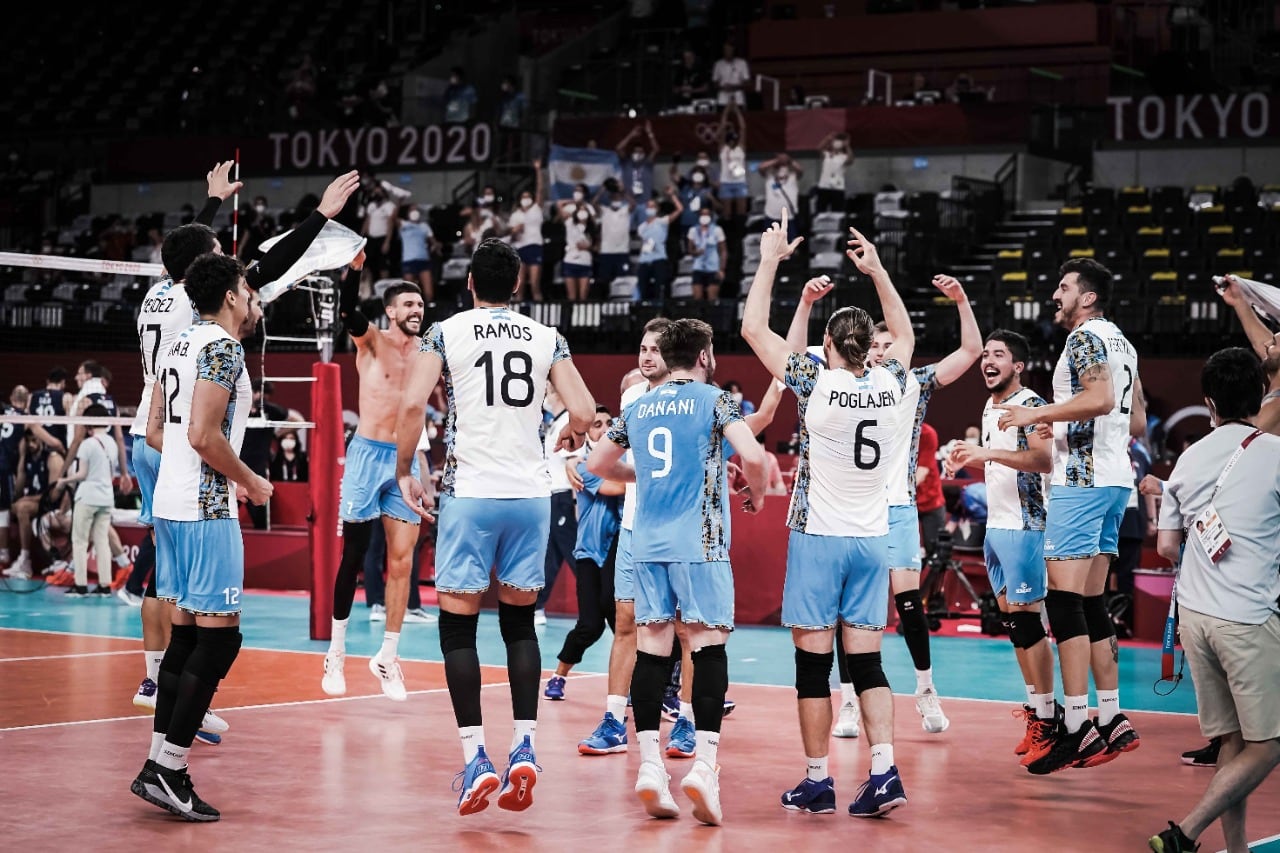 Festejo argentino por el pase a semifinal olímpica.