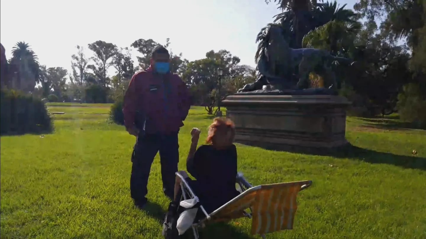 Murió Sara Oyuela, la “jubilada rebelde” que rompió la cuarentena para tomar sol en una plaza de Buenos Aires.